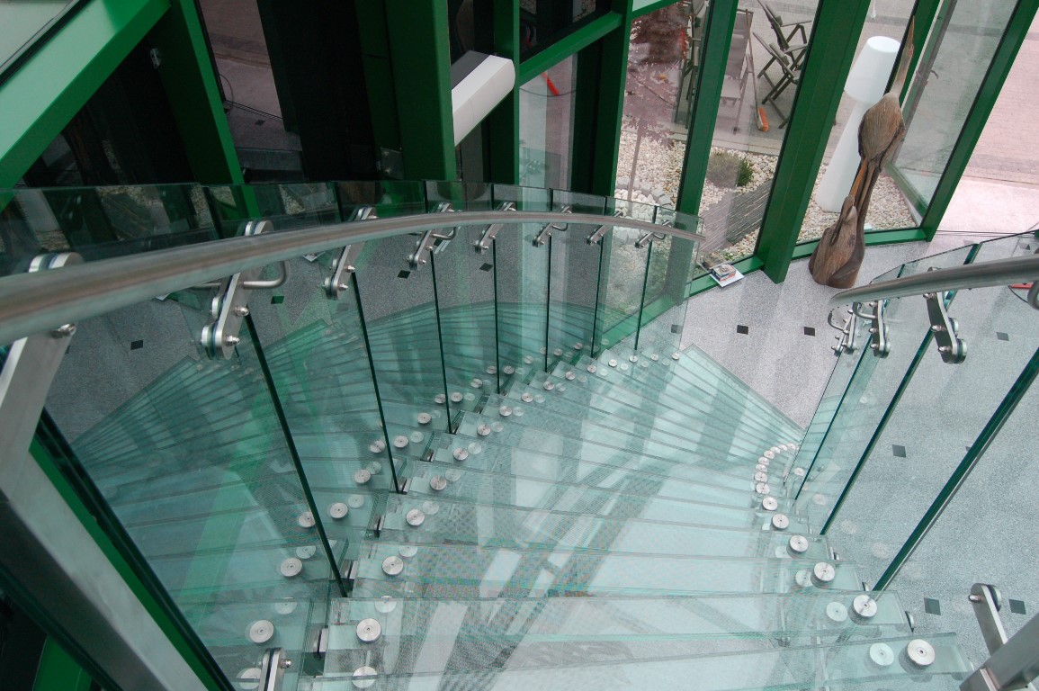 Nowoczesne schody ze szkła