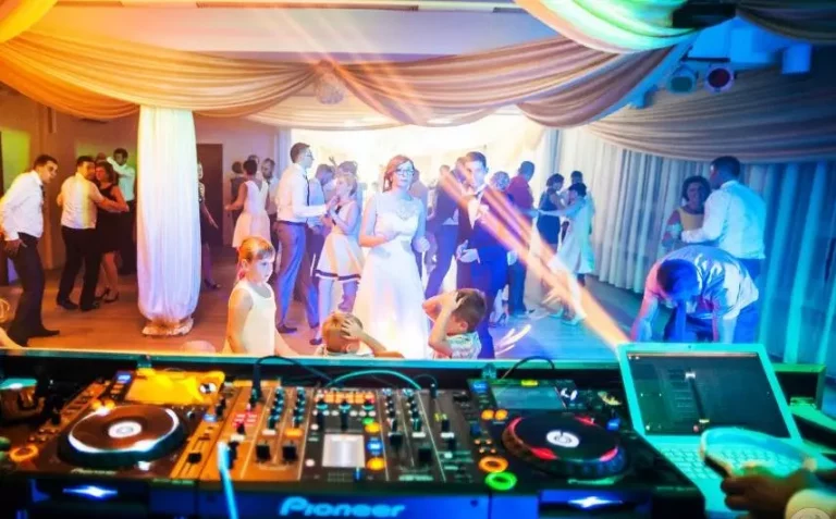 Wynajęcie DJ-a na wesele to bardzo dobry pomysł