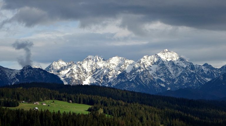 Zakopane poza sezonem – dlaczego warto wynająć apartament jesienią?
